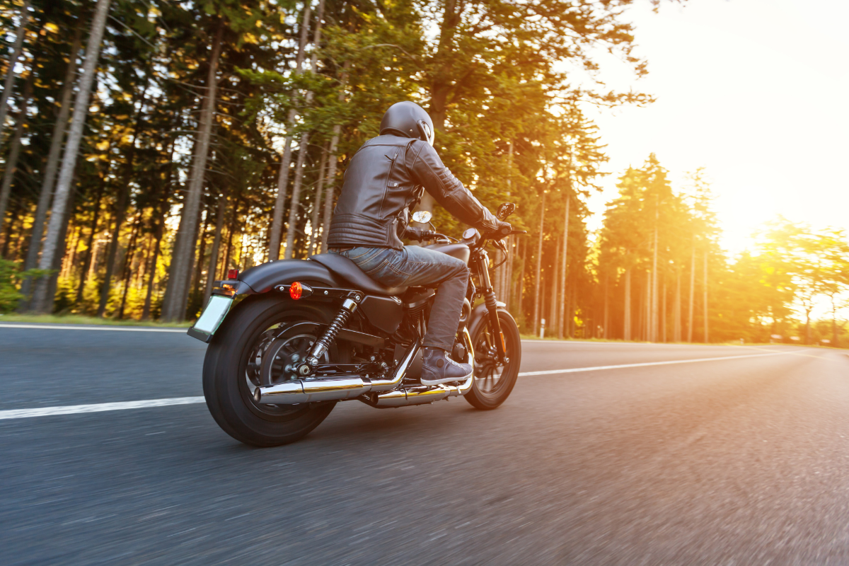 Jeune conducteur conduisant à moto